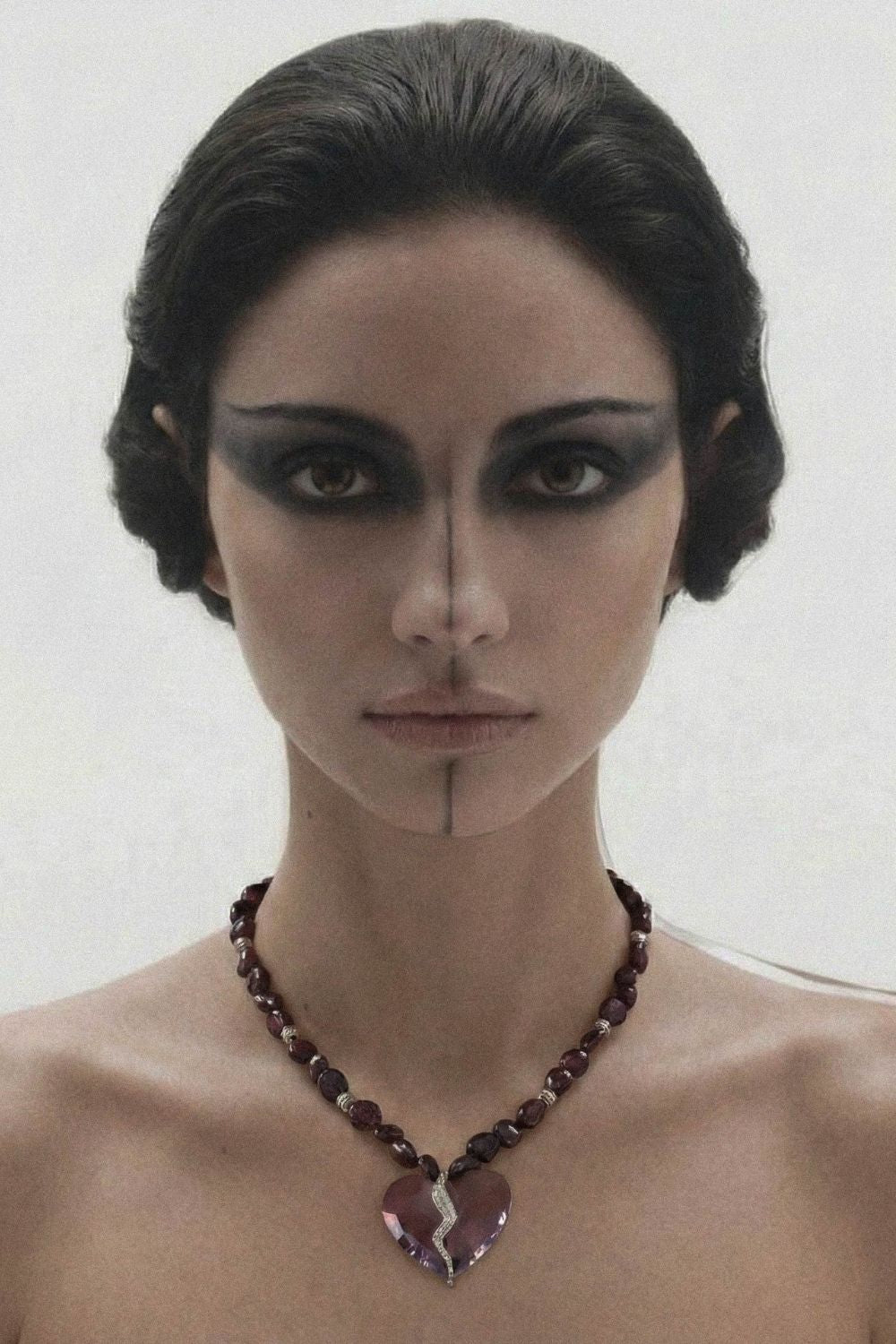 Garnet taşlı kalp kolye detay görünümü