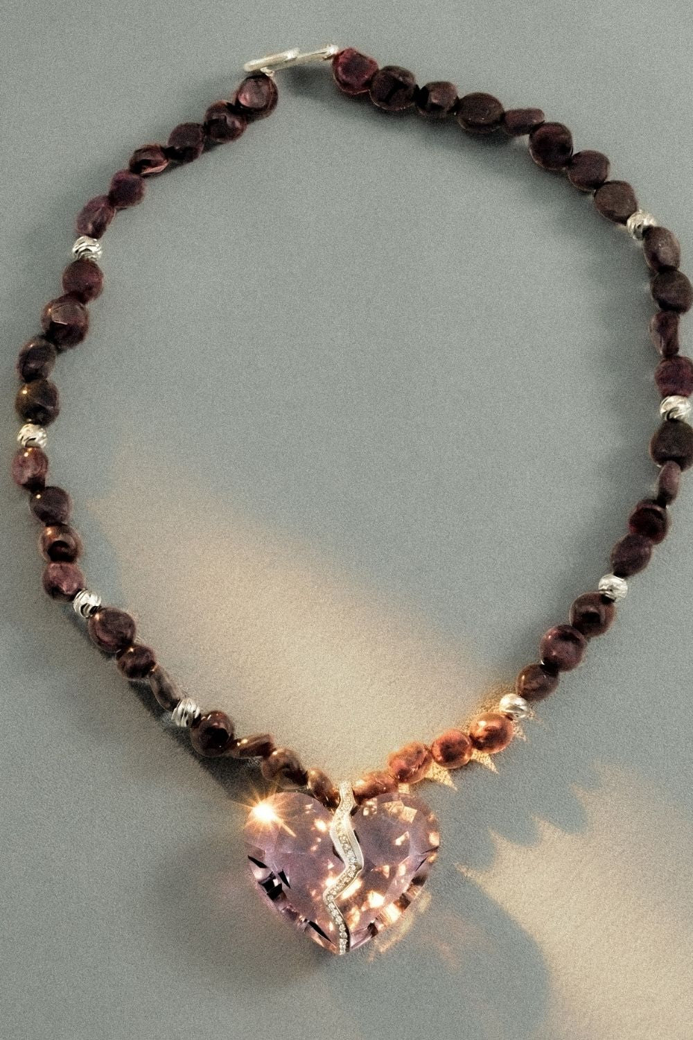 garnet taşlı kolye yakın çekim