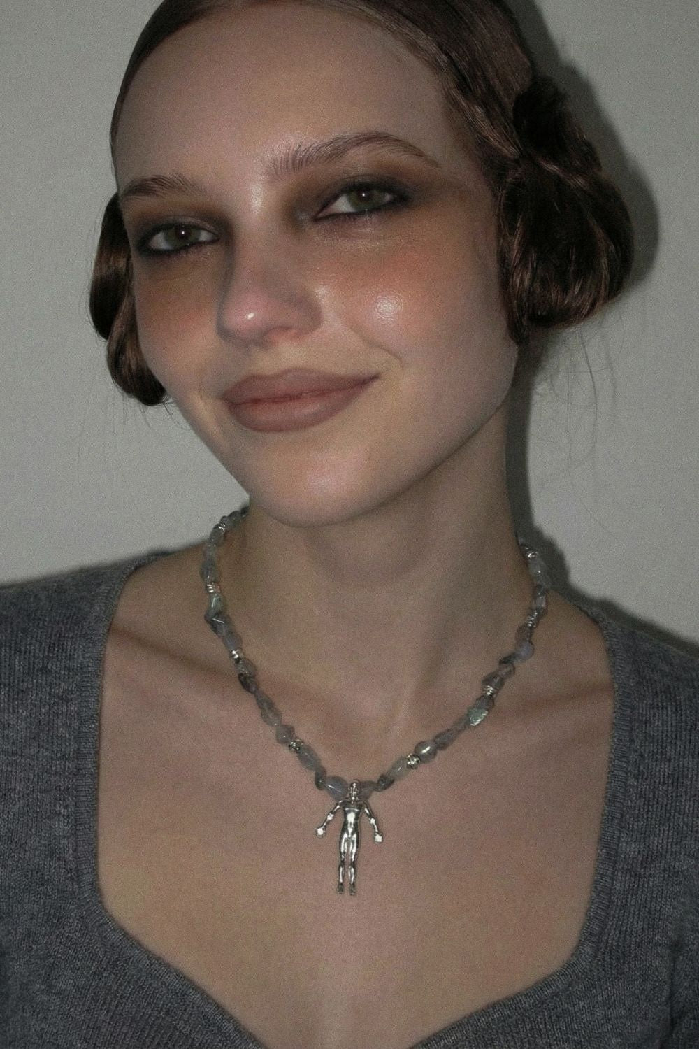 labradorit taşlı kolye detay görünümü