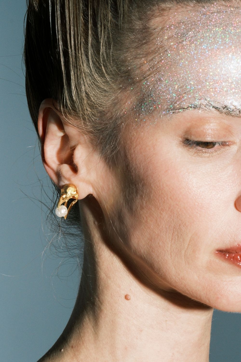 Modern ve sanatsal Wisdom Pearl Earring modeli