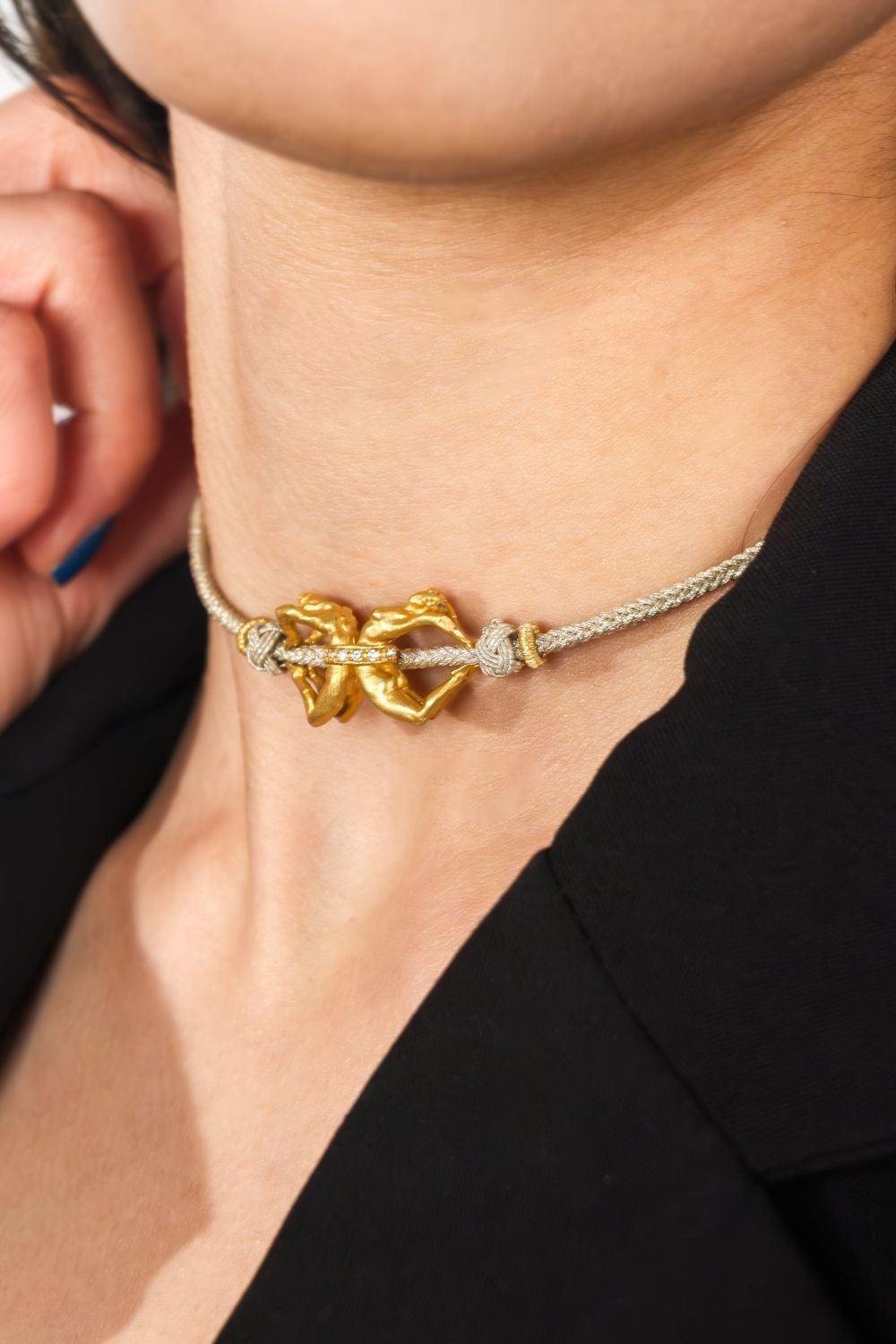 altın detaylı choker kolye yakın görünüm