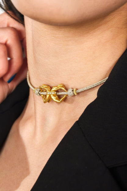 altın detaylı choker kolye yakın görünüm