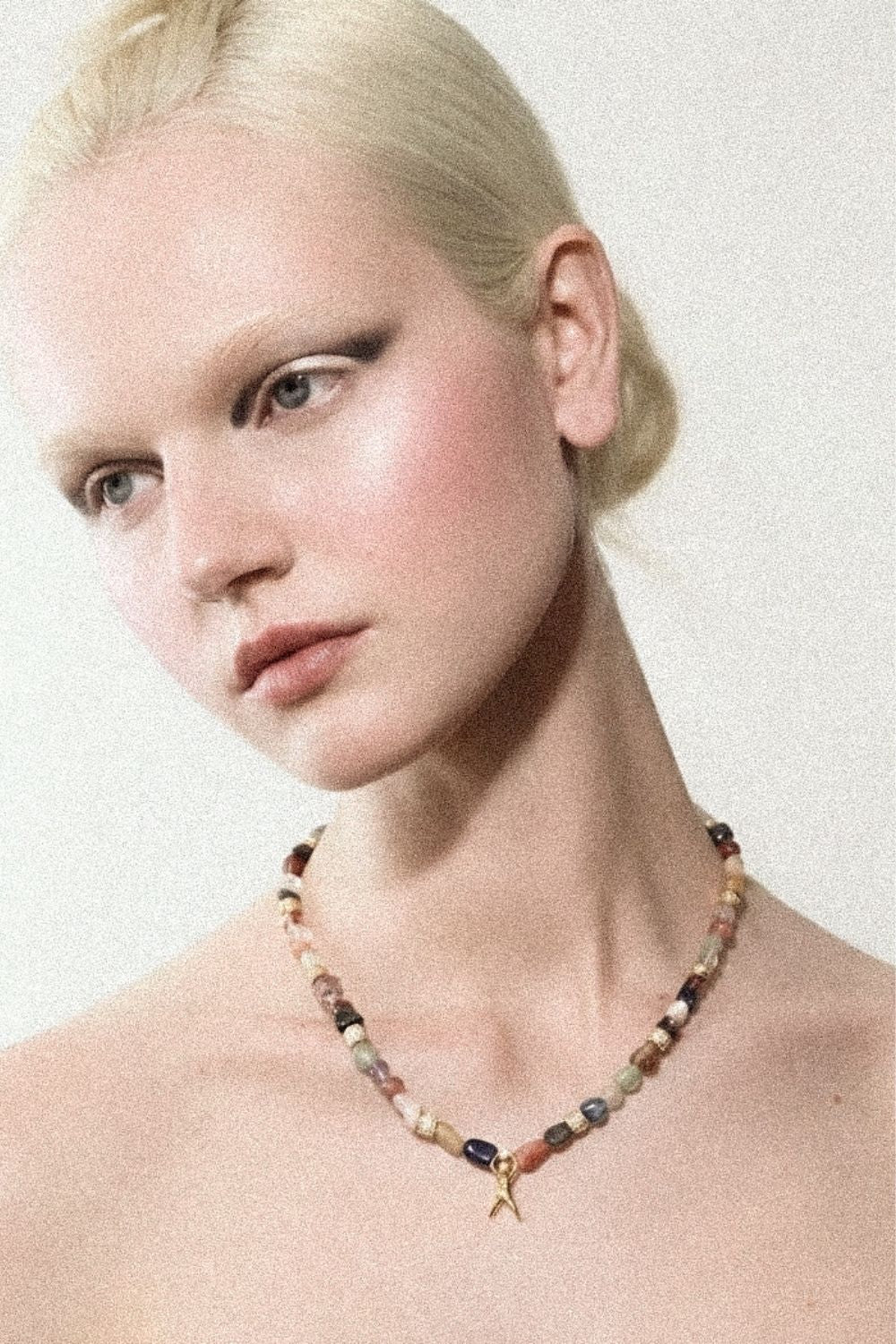 zarif ve ince tasarımlı çakra kolye