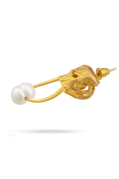 22K altın kaplama Lucky Pearl Earring detay görünümü