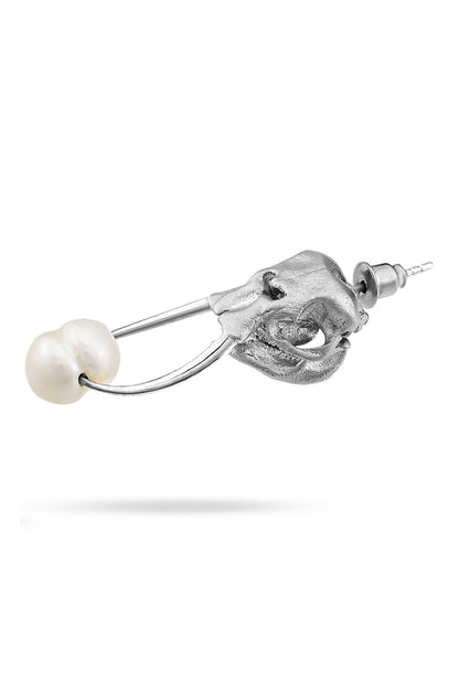 Modern ve sanatsal Lucky Pearl Earring modeli