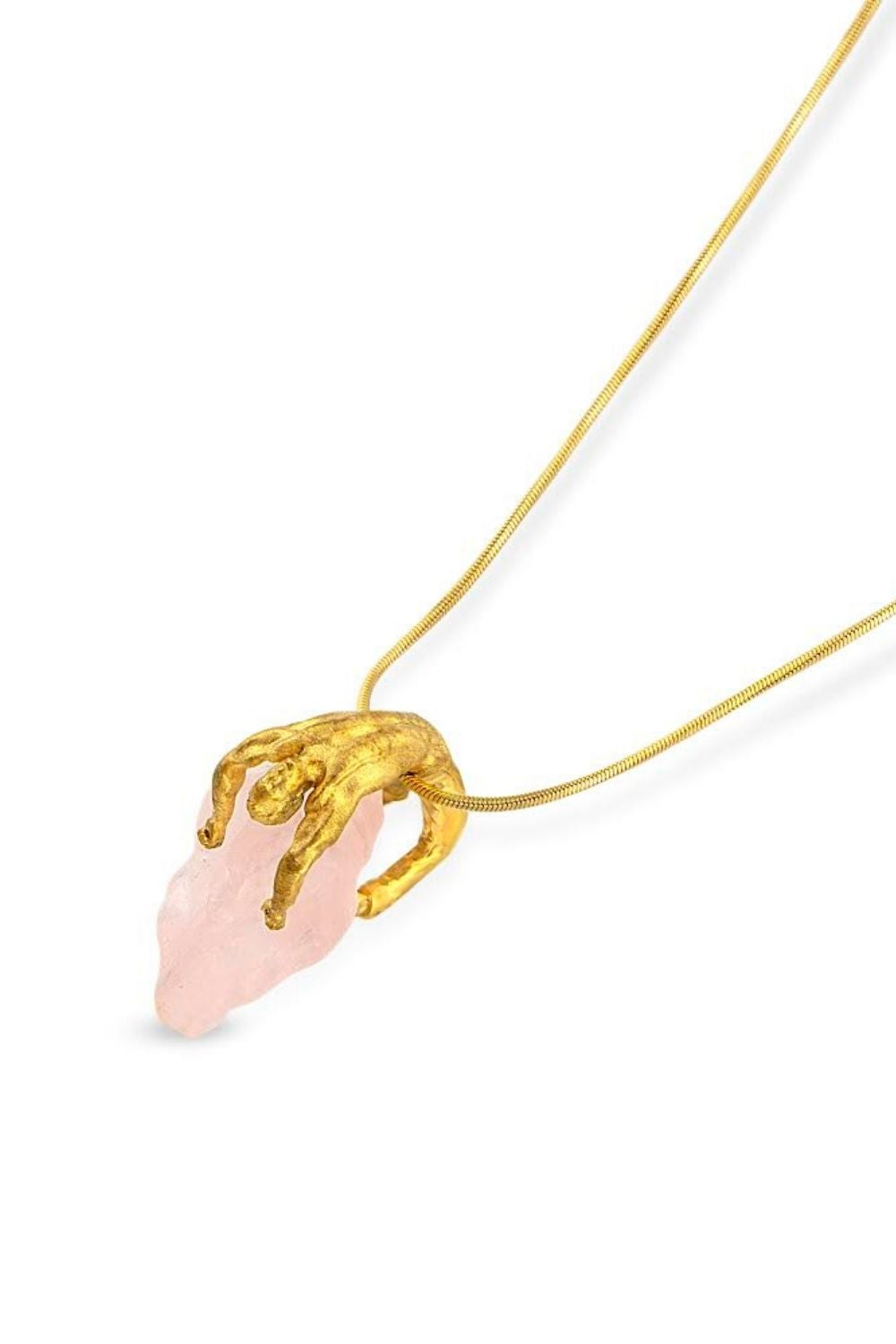 Atlas figürlü pembe kuvars kolye detay görünümü